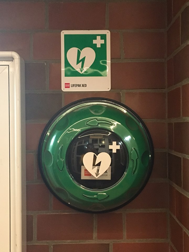 Sporthalle Cappeln verfügt nun über einen DEFIBRILLATOR