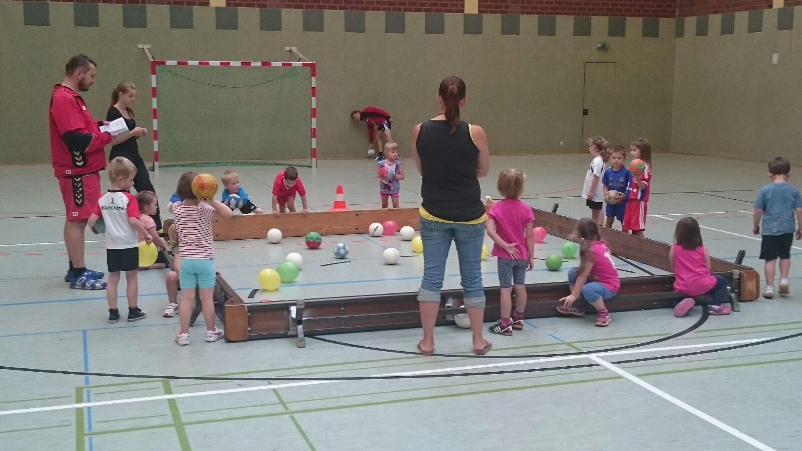 Minis schnuppern in den Handball-Sport