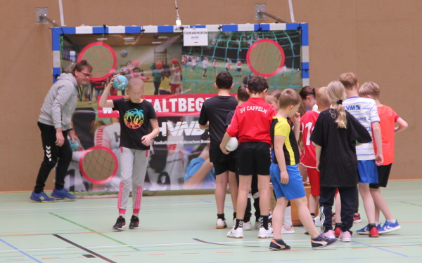 Cappelner Grundschulkinder lassen die Handbälle fliegen