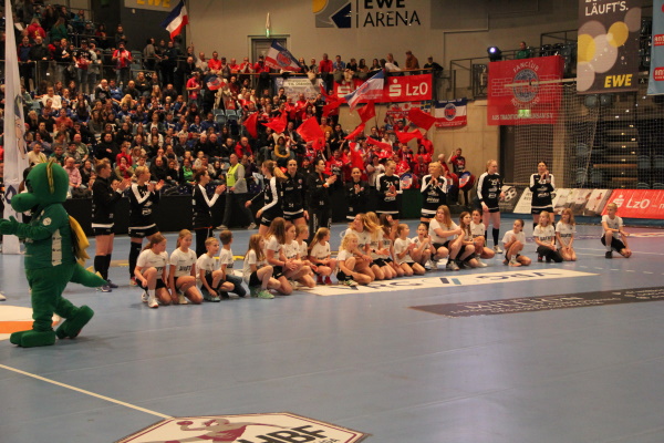 Einlaufkids in der ausverkauften EWE-Arena